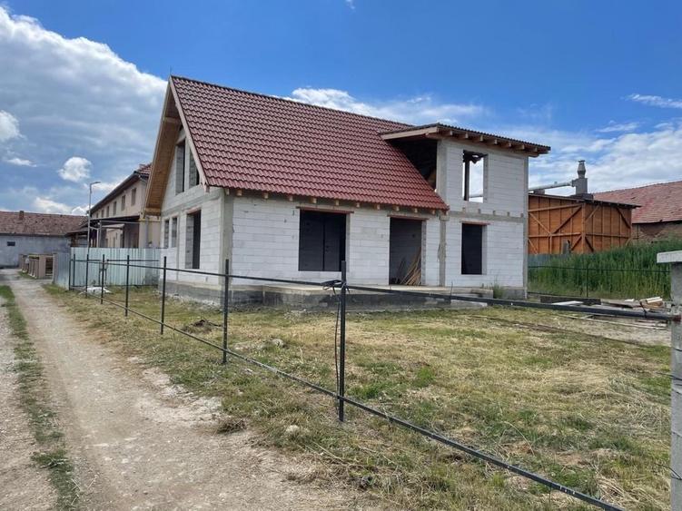 Casă cu 4 camere în Sâncrai