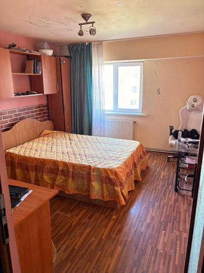 Vand apartament cu 4 camere - 1