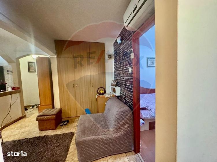 Apartament cu 4 camere decomandat în Craiovița Nouă