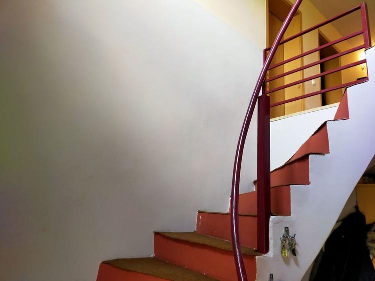 Casă individuală cu 9 camere cu Canalizare în Dumbrăvița