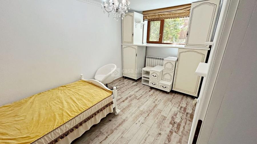Apartament cu 7 camere decomandat în Bucium