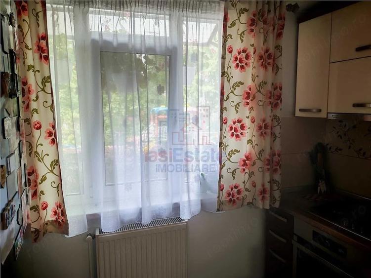 Apartament cu 4 camere decomandat în Filiași