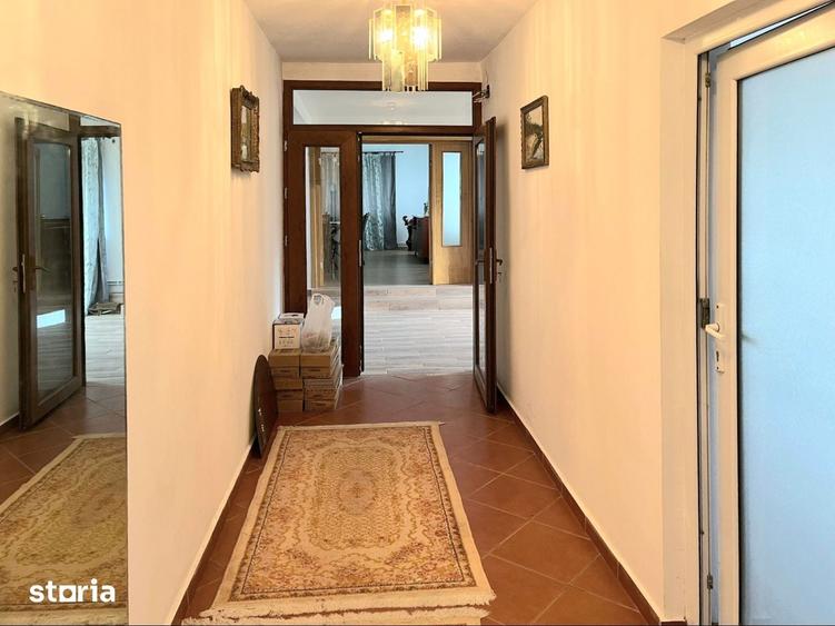 Casă cu 6 camere cu Teren 2300 Mp în Iepurești