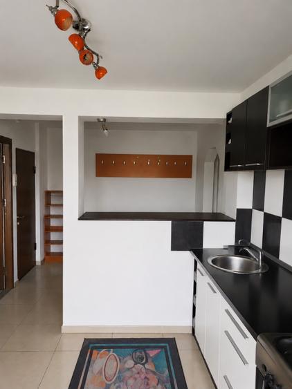 Apartament cu 3 camere decomandat, mobilat în Nicolina