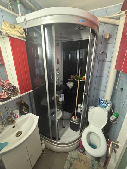 Apartament cu 3 camere semidecomandat în Podu Roș