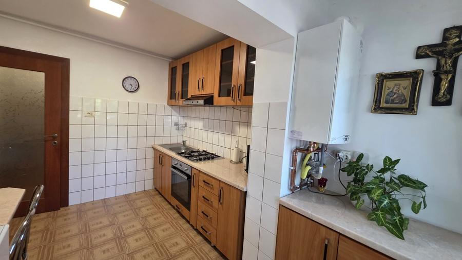 Apartament cu 3 camere decomandat, mobilat în Aradului