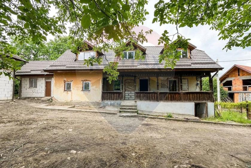 Casă cu 4 camere cu Teren 1381 Mp în Moldovenești