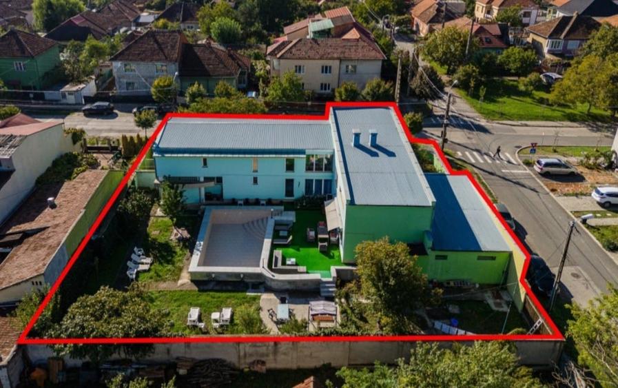 Casă individuală cu 7 camere cu Teren 1000 Mp în Girocului