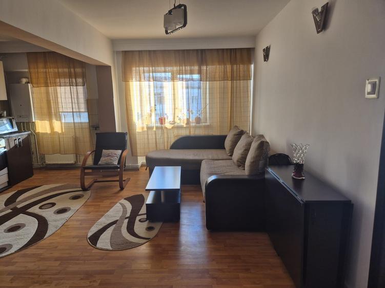 Apartament cu 3 camere decomandat, mobilat în Central