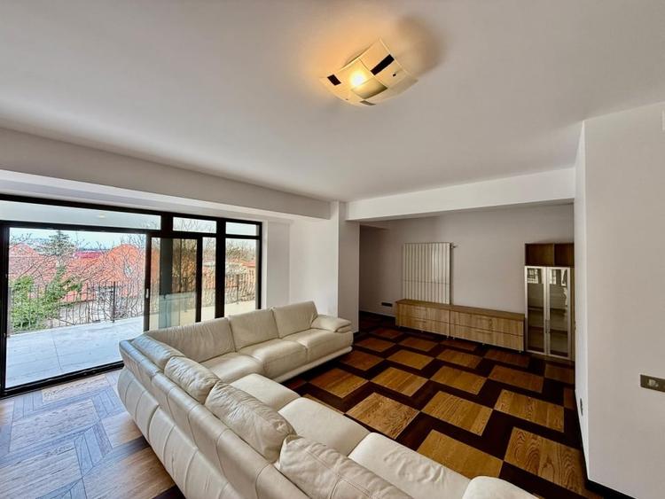 Penthouse cu 4 camere decomandat în Aviatorilor