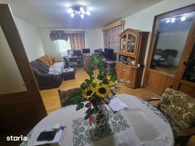 Casă cu 5 camere cu Teren 1790 Mp în Est