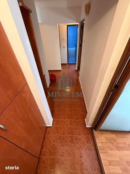 Apartament cu 4 camere decomandat în Calea București