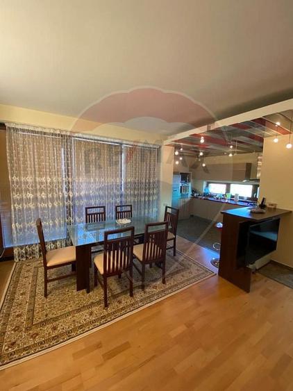 Apartament cu 3 camere decomandat în Est