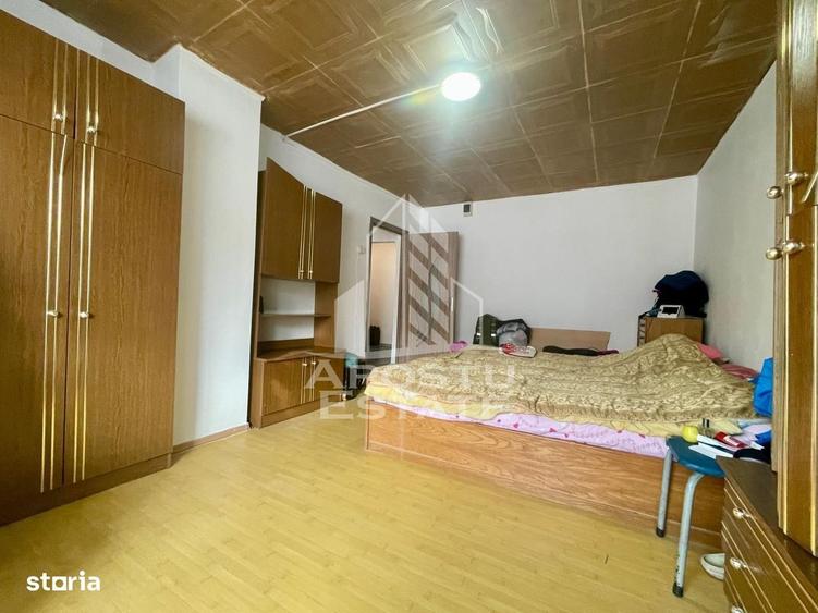 Apartament cu 3 camere decomandat în Roșia