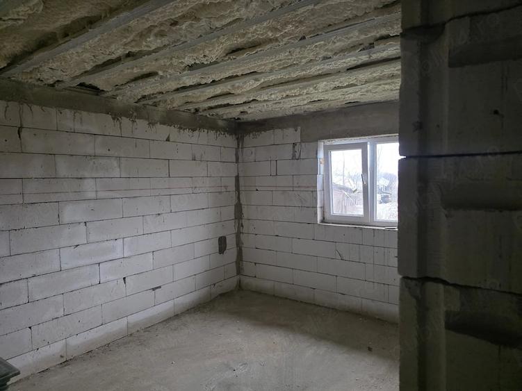 Casă cu 4 camere cu Teren 1400 Mp în Iazu