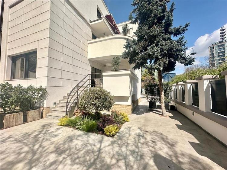 Casă individuală cu 7 camere cu Piscina în Primăverii