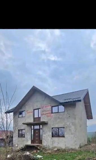Vand casa in zona todireni centru langa primarie .este facut nou apa trasa ,curent tras, casa are 3 camere 2 bai bucatarie +living ..casa are si beci - 1