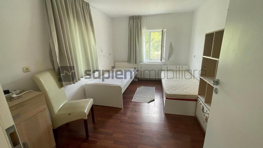 Casă individuală cu 8 camere cu Canalizare în Mierlău