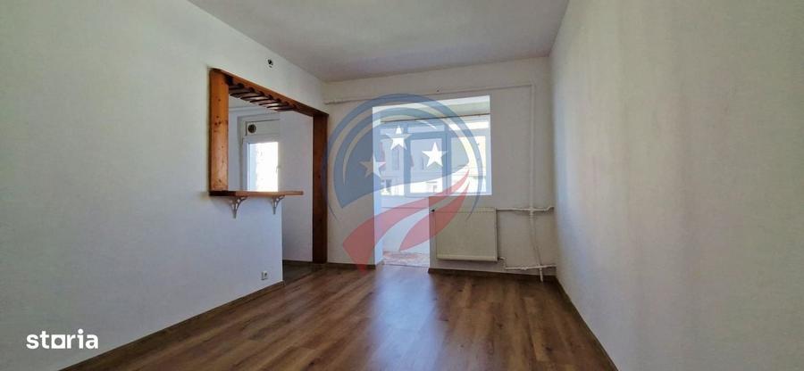 Apartament cu 3 camere semidecomandat în Central