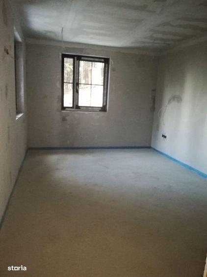 Casă cu Teren 1423 Mp în Central