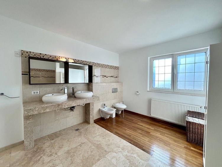 Duplex cu 8 camere cu Canalizare în Iancu Nicolae