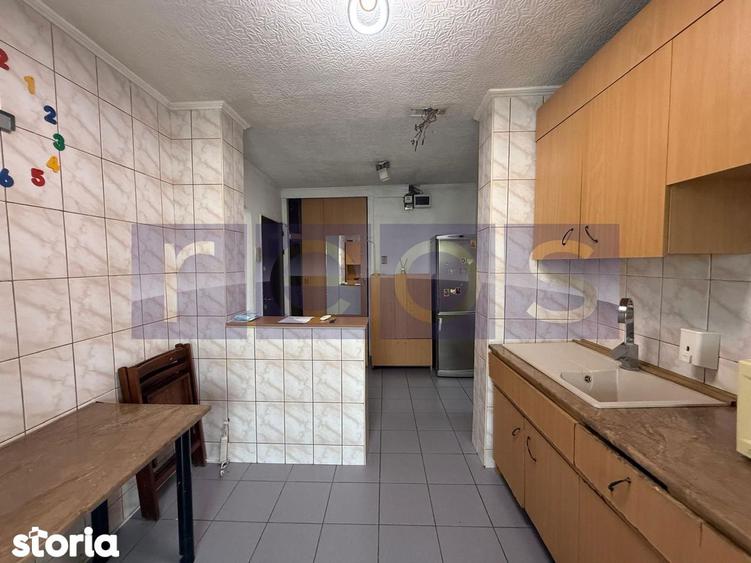 Apartament cu 3 camere semidecomandat în Tei