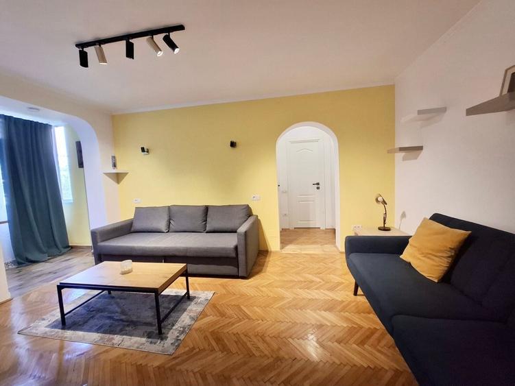 Apartament cu 2 camere semidecomandat, mobilat în Pajura