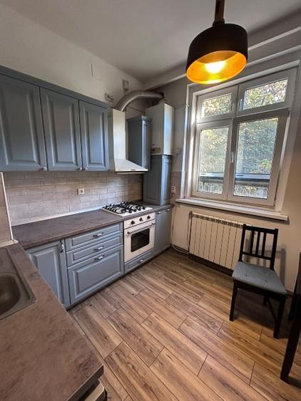 Apartament cu 3 camere semidecomandat, mobilat în Sud