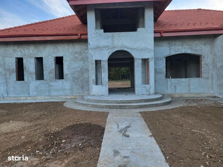 Casă cu 4 camere în Bălteni