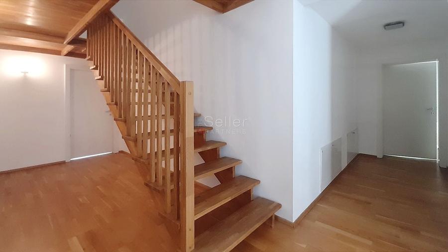 Casă individuală cu 8 camere cu Canalizare în Drumul Poienii