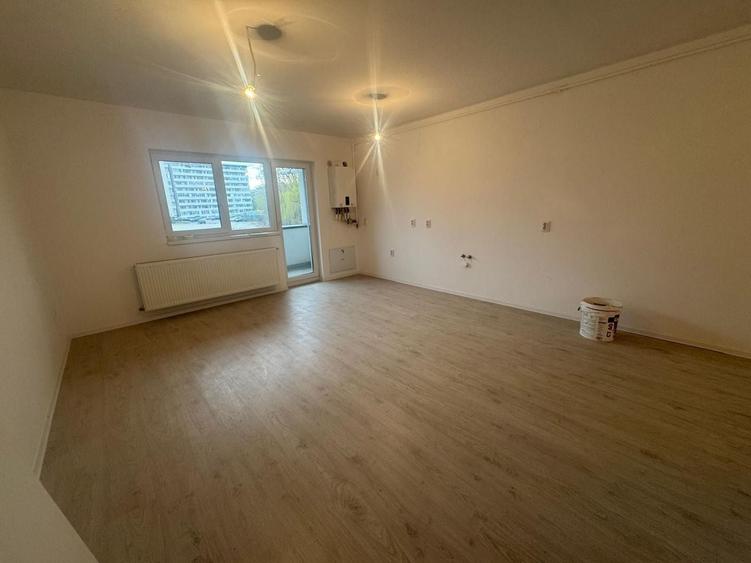 Apartament cu 4 camere semidecomandat în Sud