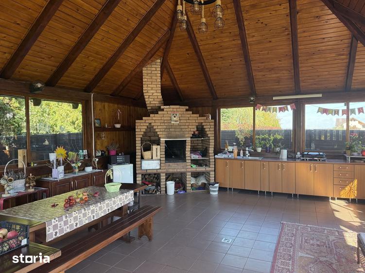 Casă cu 5 camere cu Teren 2400 Mp în Ipotești