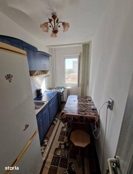 Apartament cu 3 camere semidecomandat în Calea București