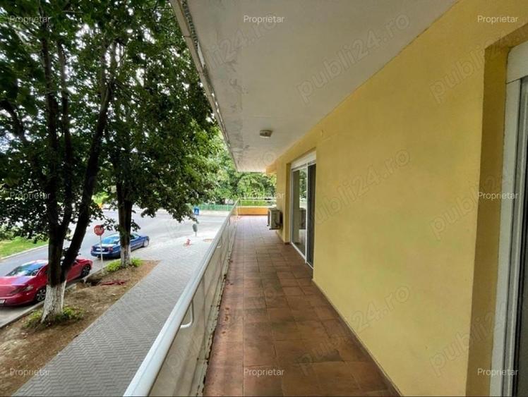 Apartament cu 3 camere decomandat în Neptun