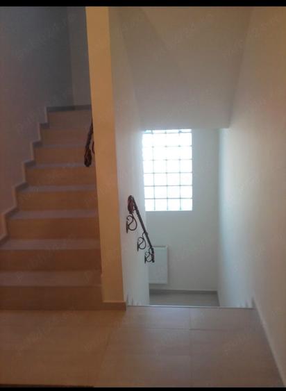 Casă cu 5 camere cu Garaj în Tunari