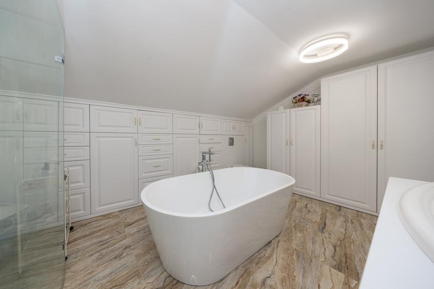 Casă individuală cu 5 camere cu Canalizare în Central
