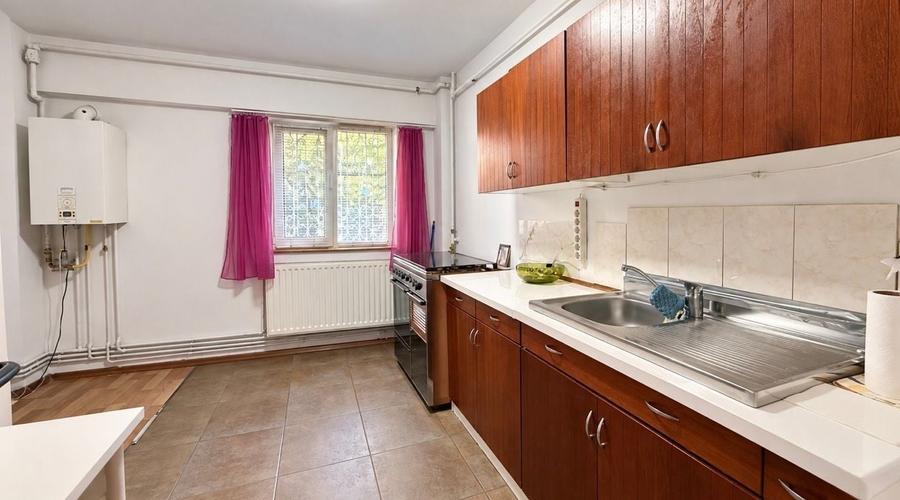 Apartament cu 3 camere în Aradului