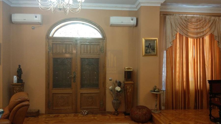 Casă individuală cu 9 camere cu Canalizare în Cotroceni