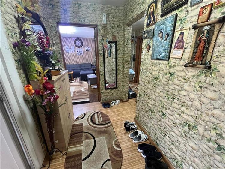 Apartament cu 3 camere decomandat, mobilat în Vest