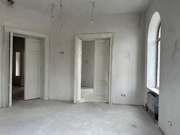 Casă individuală cu 10 camere cu Teren 362 Mp în Central