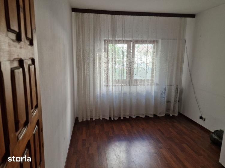 Apartament cu 4 camere decomandat în Micro 8