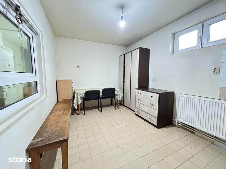 Casă cu 9 camere cu Canalizare în Central