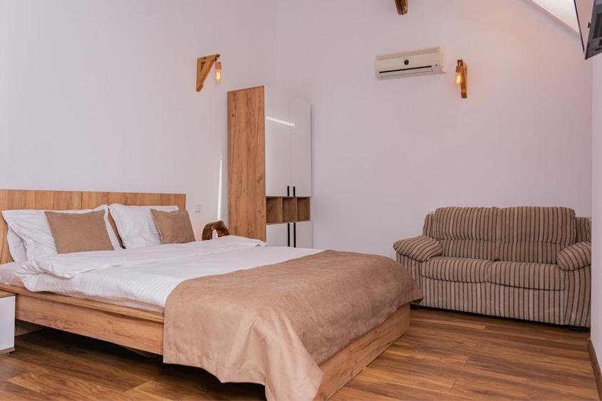 Ultracentral Enescu Apartament decomandat 1 camera privata cu bucatarie comuna utilata - 2