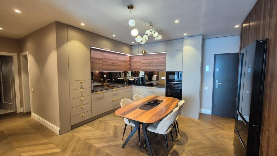 Apartament cu 3 camere decomandat, mobilat în Sisești