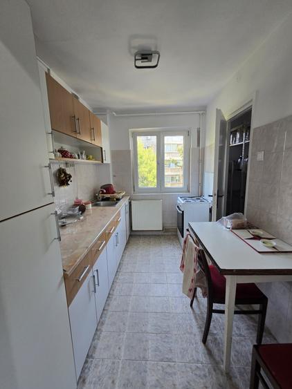 Apartament cu 3 camere decomandat în P-ța Doina