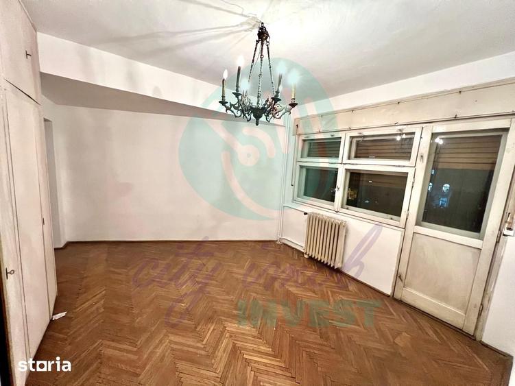 Apartament cu 4 camere semidecomandat în Centrul Civic