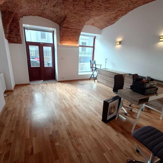 Spațiu comercial, de 44 mp, în P-ța Unirii