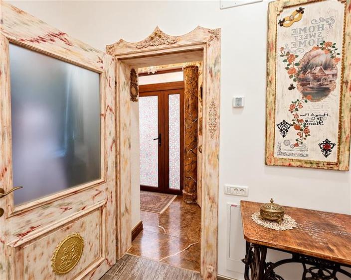 Apartament cu 3 camere decomandat, mobilat în Central