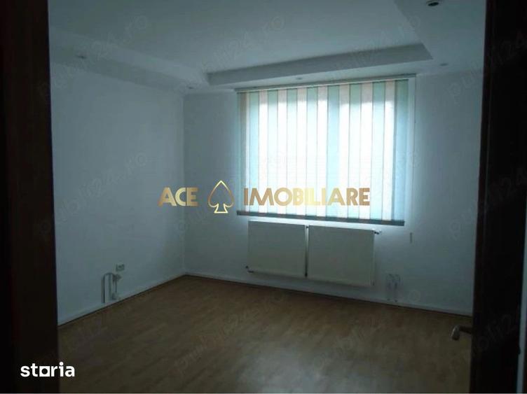 Casă cu 7 camere cu Teren 220 Mp în Vitan