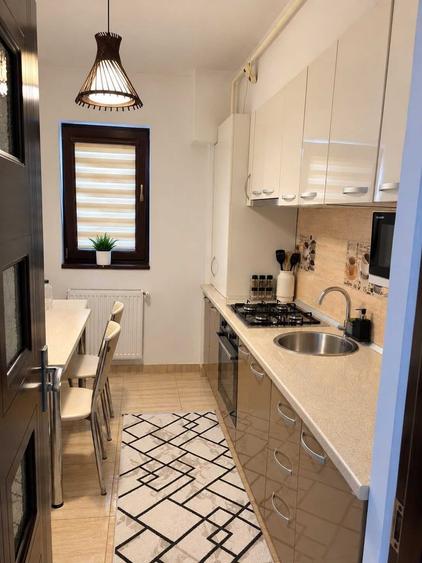 Apartament cu 3 camere semidecomandat în Roșu